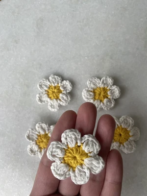 £3.50 • Buy NEW HANDMADE  CROCHET COTTON FLOWERS DAISIES  SIZE 4.5cm