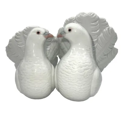 Lladro Couple Of Doves Kissing Lovebirds Porcelain Figurine 1169 Christmas Gift • $45