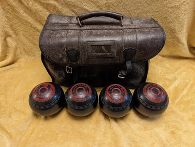 £30 • Buy Set Of 4 Almark 3 Medium Size Clubmaster Bowls With Carry Case 