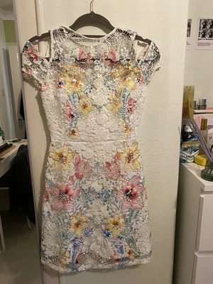£8 • Buy Lipsy London White Lace Dress Size 8