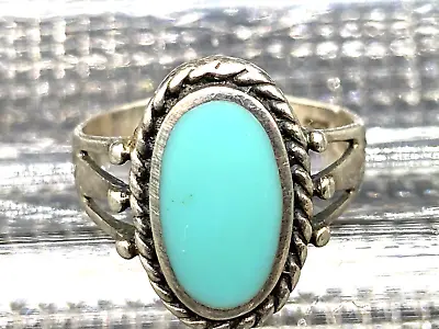 Vtg. Sterling Silver Ring With Green Stone And 3 Prong Crown Shaped Sides • $25