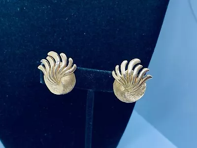 Vtg. Monet Brushed Gold Tone Wavy Flowers Clip On Earrings 383 • $2.25