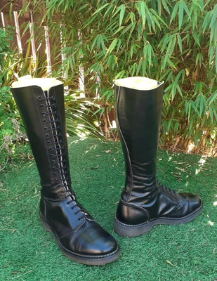 £200 • Buy Dr. Martens Hawkins 20 Hole Leather Boots UK 8 Hardly Worn!