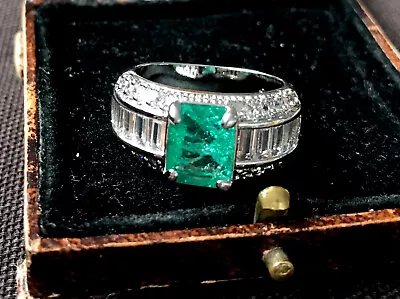 Vintage Style Emerald Gemstone And White Gems Ring 18K White Gold Plated • £11.99