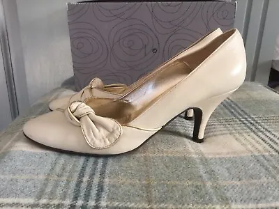 £18 • Buy 60s Style 80s John Lewis Cream Gold Leather Court Shoes Size 5 With Box Mod