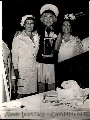 LG27 1969 Marlin Levison Wire Photo CAROL CHANNING TROPHY MIAMI WOMEN'S AWARD • $20