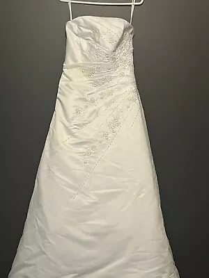 Ladies White Wedding Dress Size 8 • $250