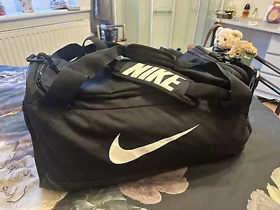 NIKE DUFFEL BAG MEDIUM BLACK SIZE 23” X 12” X 11” PERFECT ALL PURPOSE BAG!! • £3.99