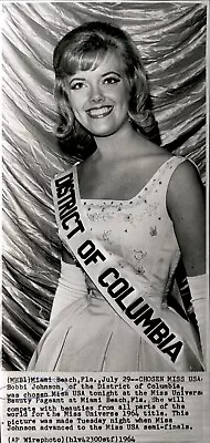 LG984 1964 AP Wire Photo CHOSEN MISS USA BOBBI JOHNSON @ MISS UNIVERSE PAGEANT • $20