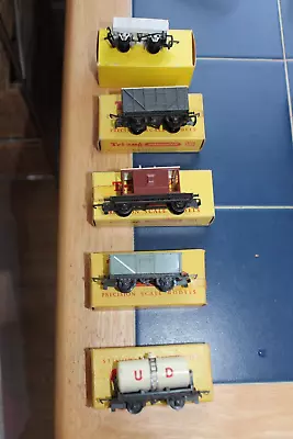 £20 • Buy 5 Plastic  Tt Gauge Assorted Wagons In Boxed