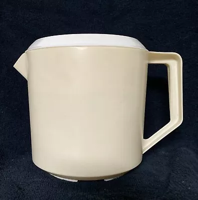 VINTAGE Rubbermaid Pitcher With Lid 1 1/2 Quarts Model #2745-3 Great Condition • $10.95