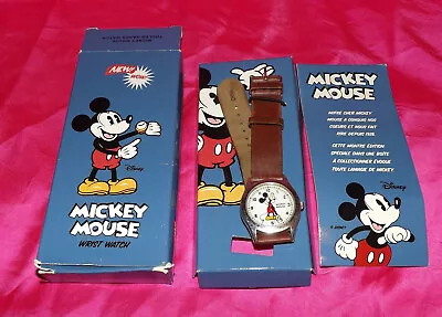 🌈 Disney 2006 Mickey Mouse Tooled Hands Wristwatch Analog Watch W/ Original Box • $5.95