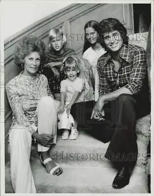 1974 Press Photo Michael Landon Poses With His Family At Home In Beverly Hills. • $19.99