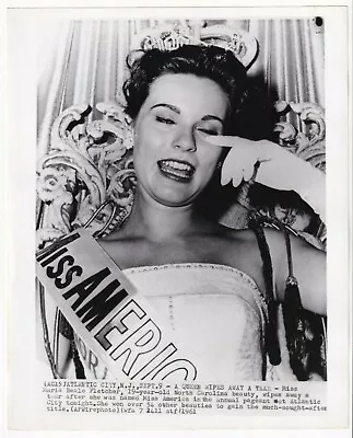 BEAUTY MISS AMERICA PAGEANT CROWNED MARIA BEALE FLETCHER 1961 PRESS Photo Y 264 • $24.99