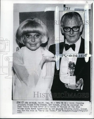$19.99 • Buy 1975 Press Photo Carol Channing Gives Golden Globe Award To Art Carney In CA