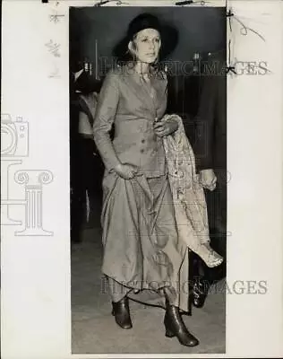 1970 Press Photo Marianne Faithfull Arrested For Trying To Smuggle Mink Coat • $16.99