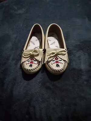 Ln Us6.5 Minnetonka Moccasin 151 Thunderbird Tan Pebbled Lea. Beaded Shoes • $34.95