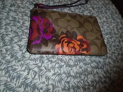 Coach Corner Wristlet Jumbo Floral Print NWT Signature Canvas Style No. CF311 • $45