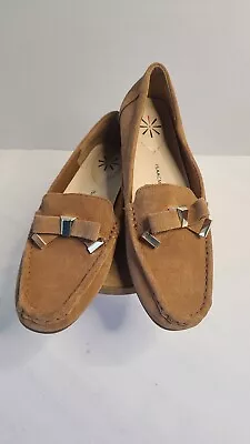 Isaac Mizrahi Ashlee Driving Moccasin - Suede W/ Bow Gold Accents - Size 8M Tan  • $20