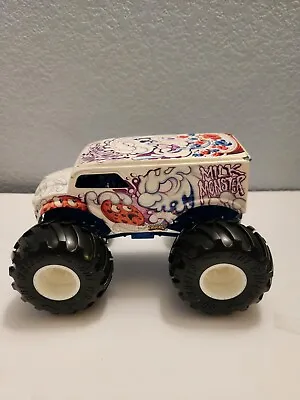 Hot Wheels Monster Jam Milk Monster 1:24 Monster Truck -  • $23