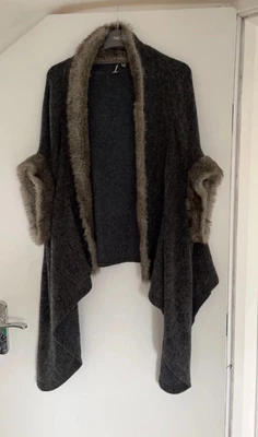 £2 • Buy Grey Fur Cape Poncho