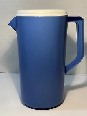 Vintage Rubbermaid Pitcher 2 1/4 Quart Blue With White Lid 2445 • $12.95