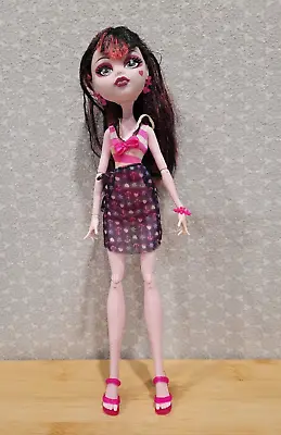 2012 Monster High Skull Shores Draculaura Doll W/ Outfit Swimsuit Earrings Shoes • $24.99