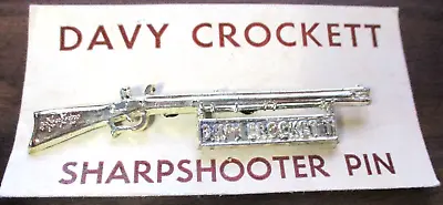 NOS VINTAGE DAVY CROCKETT SHARPSHOOTER PIN On CARD ~ OLD SCHOOL WESTERN TOY • $14.99