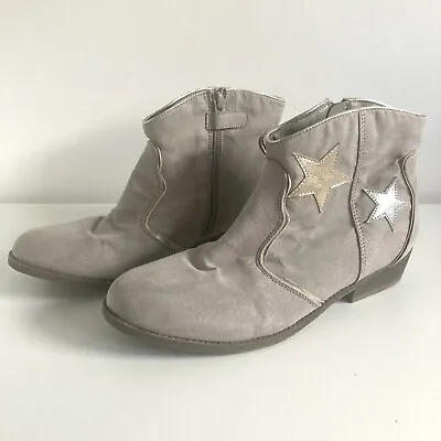 Mantaray Size 5 Grey Faux Suede Flat Ankle Boots Side Zip Faux Leather Stars • £14.99