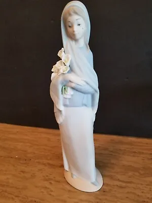 Vintage Lladro Figurene 9.5 Tall. Girlwith Calla Lilies.Figurine Matte Finish. • $54.99