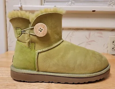 UGG Australia Womens Mini Bailey Button Pea Ankle 3352 Sheepskin Boots Size 8 • $26