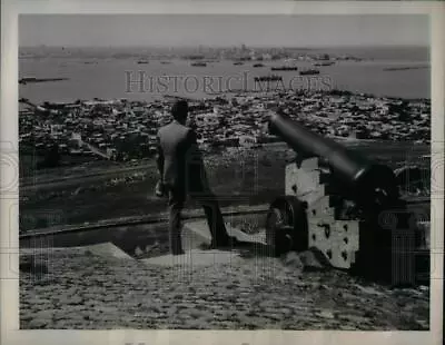 1940 Press Photo Beach Scene In Montevideo Uruguay From Old Fortress • $16.99