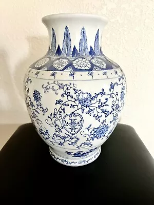 Vintage Chinese Porcelain Vase- Hand Painted Ming Dynasty • $100