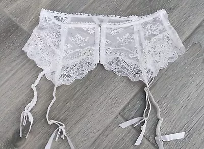 White Floral Lacey Wide Suspender Belt / Waspie (16-18) • £2.99