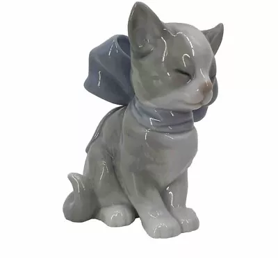 1999 LLADRO NAO   KITTEN PRESENT  With Bow Glossy Finish!  Retired #1348 • $29