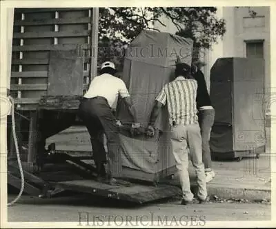 1975 Press Photo Voting Machine Rolled Into Voting Poll Location. - Noo76167 • $19.99