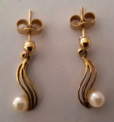 9ct Yellow Gold Pearl Dangle Drop Earrings. Stud Fitting. • £42.50