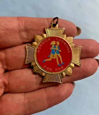 £0.99 • Buy Lovely Goldtone Lancashire Rose 'horwich' Carnival Run - May 1986