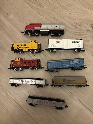 N Gauge Model Railway USA Santa Fe Locomotive & 7 Freight Wagons Bachmann Lima • £59