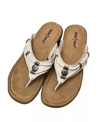 Minnetonka Women's White Leather Slip On Silver Detail Thong Sandal Size 9 • $16