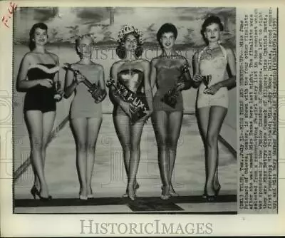 1955 Press Photo Miss Texas June Prichard And The Four Finalists With Trophies. • $29.88