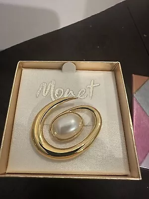 NIOB Vintage Monet Brooch Oval Swirl Faux Pearl Gold Tone Cabochon Signed 1.75  • $16