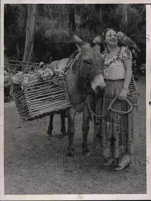 1936 Press Photo Pasadena Flower Show In Calif. Mrs William H Daniles & A Burro • $19.99