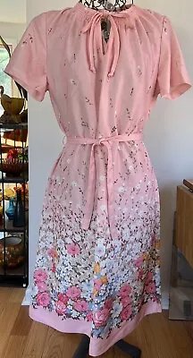 Women’s 70’s Dress Flutterbye 22.5” NEW Pink Knit Floral Belt Smock Collar Plus • $34.95