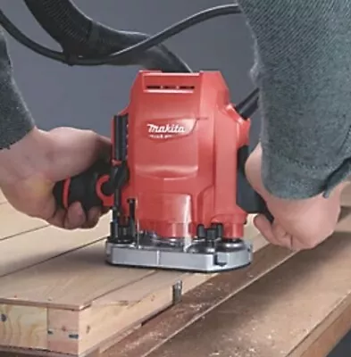 Makita M3601 240v Plunge Router - Red • £50