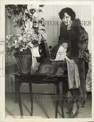 1925 Press Photo Actress Pola Negri Unpacks Suitcase In New York - Nei43571 • $19.99