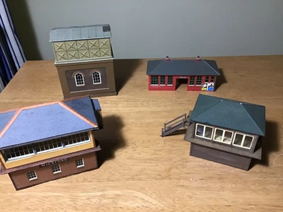 £5 • Buy Hornby 00 Gauge Prebuilt Station Buildings Water Tower Waiting Room Signal Box(2