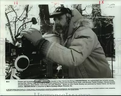 1987 Press Photo Director Norman Jewison On Set Of  Moonstruck  In New York • $12.99