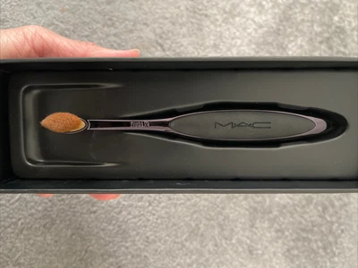 £15 • Buy MAC Oval 3 Make Up Brush - Ergonomic Design - Multi Use For Powder And Cream
