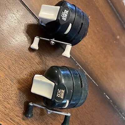 2 Vintage Zebco 202 Fishing Reel. 1 Green And 1 Black Made In USA. Metal Foot. • $9.75